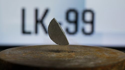 VIDEO Cercetătorii sud-coreeni susţin că au descoperit „Sfântul Graal” al supraconductorilor, ceea ce a generat o frenezie în lumea investitorilor. Oamenii de ştiinţă sunt însă sceptici /  Ce este „LK-99”