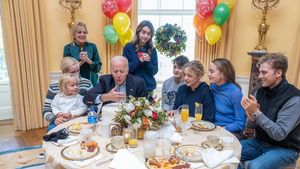FOTO Președintele Joe Biden a împlinit 80 de ani. Soția sa a postat fotografii de la petrecere: "Nu aş vrea să dansez cu nimeni altcineva. La mulţi ani, Joe! Te iubesc"