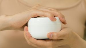 Lupta invizibilă cu pielea pe care o duc femeile la trecerea spre vârsta mijlocie