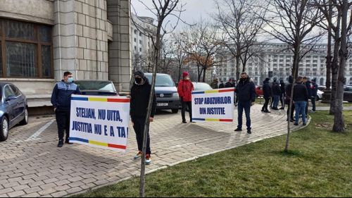 Protest în fața Ministerului Justiției împotriva desființării Secției Speciale. La manifestație participă și senatoarea Șoșoacă