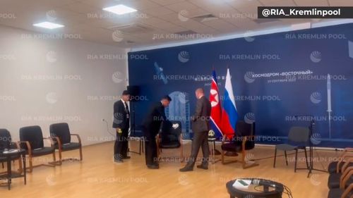 VIDEO Securitatea nord-coreeană a dezinfectat scaunul dictatorului Kim Jong Un la întâlnirea cu Putin