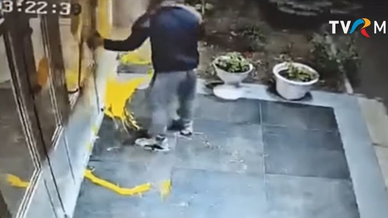 Vandalizări repetate în Chișinău: Doi tineri recrutați și instruiți de Moscova pentru destabilizare au fost arestați 20 de zile, anunță polițiștii / Unul a recunoscut că primea lunar 500 de euro pentru a-i recruta pe alții