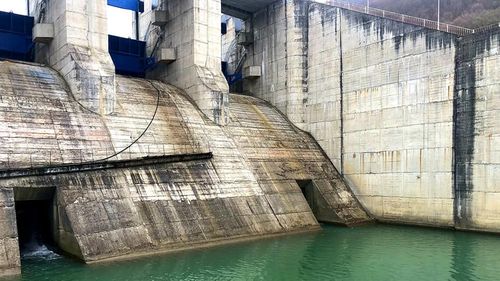 Guvernul Bolojan vrea să concedieze jumătate din angajații de la nivel central de la Apele Române