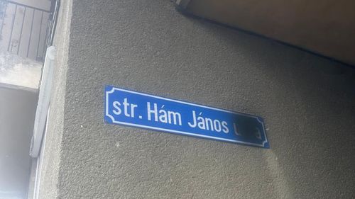 Inscripții în limba maghiară din Satu Mare, vandalizate cu vopsea neagră