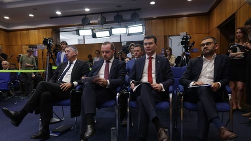 VIDEO Ministrul Muncii: La o pensie de 3.100 de lei sarcina în plus este 10 lei / Ministrul Sănătății: Se iau concedii medicale de 1-2 zile fix înainte de sărbătorile legale, se fac punți / Ministrul Finanțelor: Sunt foarte optimist că ne vom menține ratingul Fitch / Ministrul Educației: Garantez salariile și nu dăm oameni afară / Patru miniștri detaliază pachetul fiscal