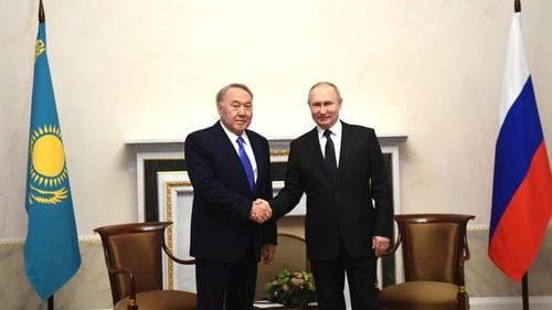 Analist: Protestele din Kazahstan au fost o „lebădă neagră” / S-au transformat în manifestații împotriva lui Nazarbaev, conducătorul de facto al țării, subordonat lui Putin