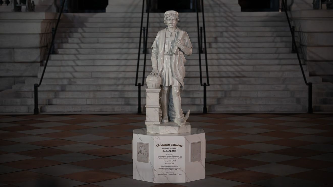 Statuie a lui Cristofor Columb, instalată lângă Casa Albă / Sculptura, o replică a celei doborâte de protestatatari după moartea lui George Floyd
