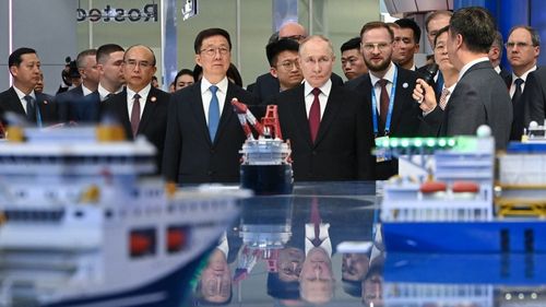 „Da, a început al treilea război mondial, doar că nu e cum știm noi. Dar se va ajunge și la cel clasic”, spun la unison istoricii Cosmin Popa și Armand Goșu, specialiști în Rusia / 10 ani de la anexarea Crimeii, dezbatere la Constanța cu lectora Gayana Yüksel, refugiată din peninsulă