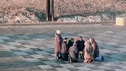 Imagini emoționante: Ucrainenii se strâng în orașe și se roagă pentru pace