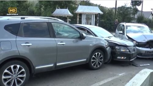 VIDEO Un reporter TVR Iași este surprins în timpul unui accident care se petrece exact când jurnalistul prezenta intersecția ca fiind ”una dintre cele mai periculoase”: ”Iată, chiar în fața noastră”