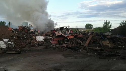 VIDEO Un incendiu cu degajări mari de fum se extinde la un centru de colectare a materialelor reciclabile din Vrancea/ Ard cauciucuri