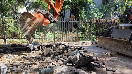 Culmea betonărilor în Sectorul 3 condus de Robert Negoiţă: trotuare abia făcute, sparte cu picamerul pentru a fi puse pavele şi borduri noi. Primăria: "În zona menționată se reorganizează circulația"