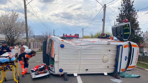O ambulanță care transporta un copil s-a răsturnat într-o localitate din Ialomița, încercând să evite o mașină/ Copilul se află în stare gravă și este resuscitat (surse)