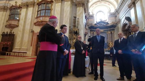 VIDEO&FOTO Nicușor Dan a aflat că la Domul Romano-Catolic din Timișoara se fac slujbe și în limba singaleză