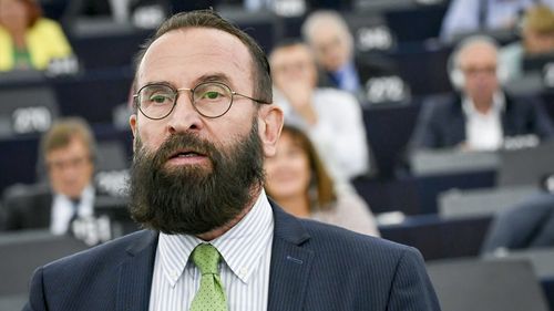 Un eurodeputat Fidesz, anti-gay și membru fondator al partidului lui Viktor Orban, a participat la orgia sexuală gay întreruptă de poliție în Bruxelles. El a fost prins și cu droguri și a demisionat din Parlamentul European