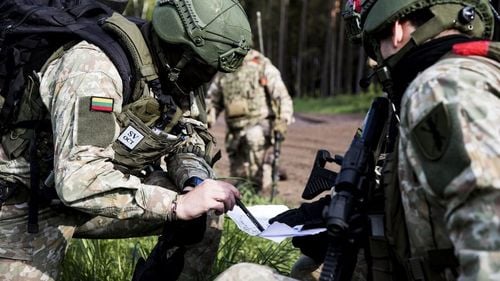 Lituania anunţă depăşirea nivelului de 5% din PIB pentru apărare, cheltuielile vizând nu doar echipamente militare, ci şi investiţii în infrastructură, cum ar fi drumurile care duc la taberele de antrenament ale armatei