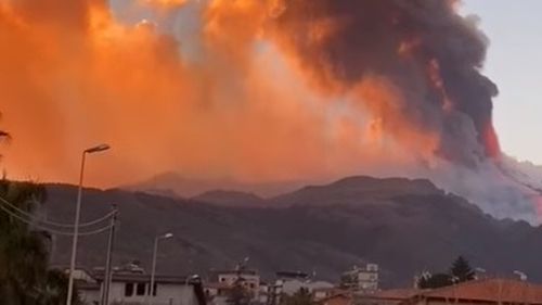 Etna erupe din nou: ploaie de cenușă pe aeroportul din Catania / Toate zborurile sunt suspendate / Activitatea intensă provine din craterul Voragine