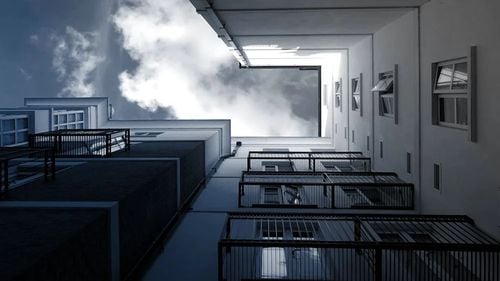 „Tun” imobiliar cu prejudiciu de 8,7 milioane de euro, la Ploieşti / 14 persoane fizice şi juridice au fost trimise în judecată, printre inculpaţi numărându-se avocaţi şi notari