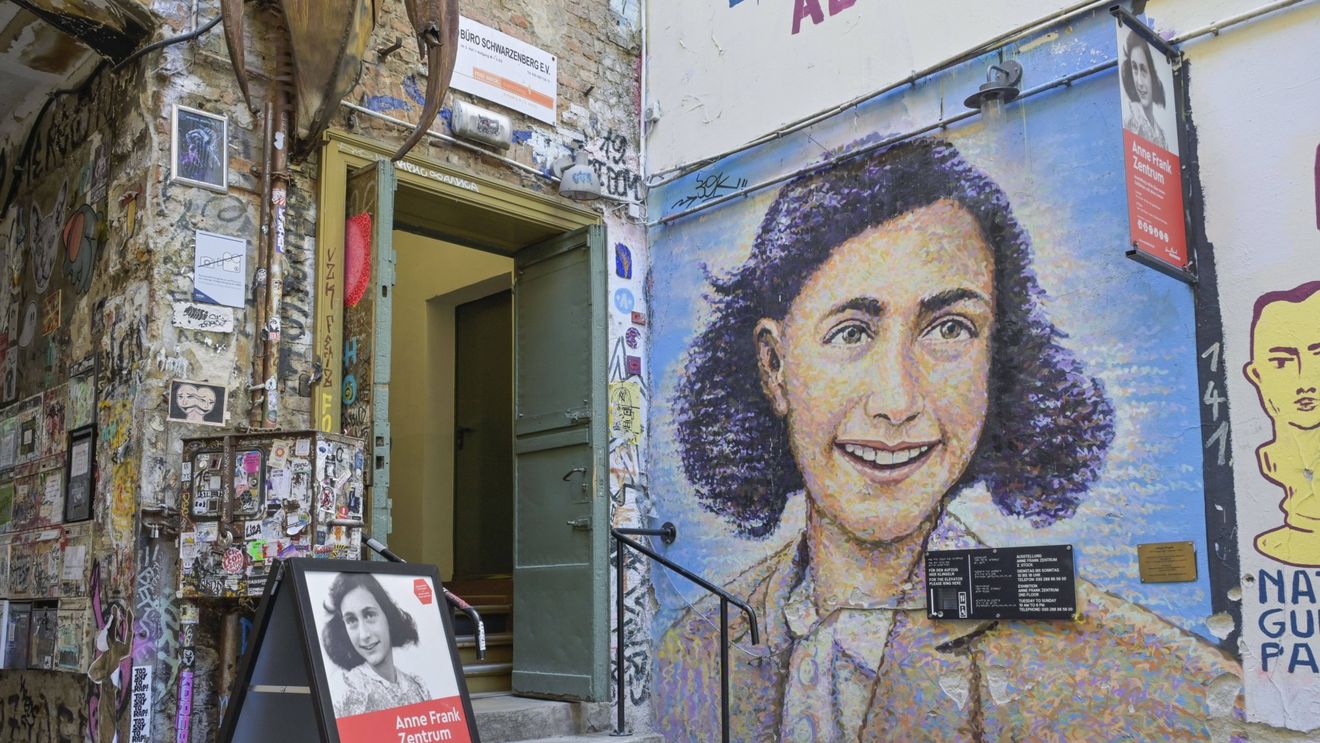Eva Schloss, supraviețuitoare a Holocaustului și sora vitregă a Annei Frank, a murit la 96 de ani. Regele Charles: „Un exemplu de curaj și umanitate”