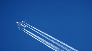 Companiile aeriene trebuie să monitorizeze impactul climatic al dârelor de fum lăsate pe cer, spun noile norme UE