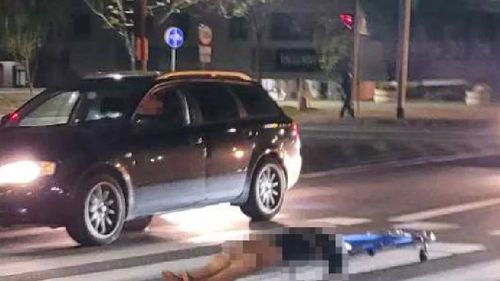 O firmă de pompe funebre din Polonia a prezentat scuze după ce un cadavru a căzut din dric în trafic