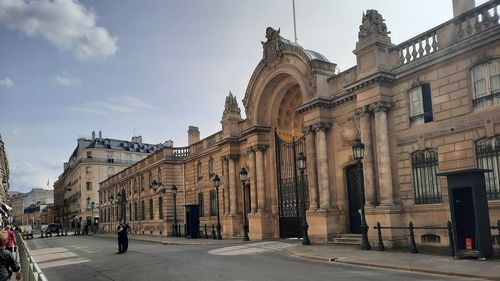 Macron reunește liderii partidelor politice pentru a discuta despre „amenințarea rusă” și apărarea europeană / Premierul Bayrou: „Niciodată din 1945 riscul de război în Europa nu a fost atât de ridicat”