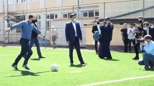 VIDEO Florin Cîțu a jucat fotbal cu elevii unui liceu din Satu Mare. Cum s-a descurcat premierul la penalty-uri
