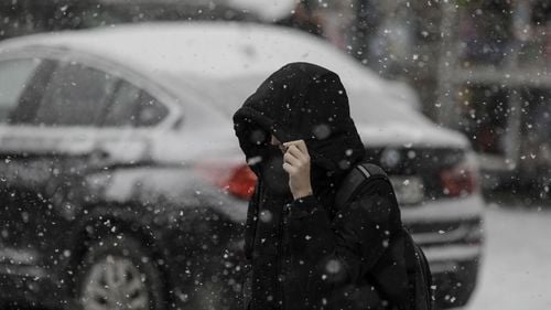 Ninsoare în București. Cât timp va mai ninge în Capitală. Meteorologii au emis o prognoză specială