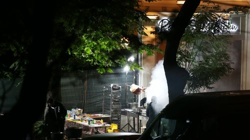 Zeci de locuitori din Sectorul 5, terorizaţi de un restaurant de pe Strada Viilor cu manele la maximum, ceaune, grătare şi proţapuri instalate direct pe trotuar. Singurele sancţiuni: una contravenţională şi una verbală