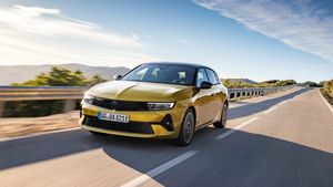 Opel renunţă la obiectivul de a vinde numai automobile electrice începând din 2028