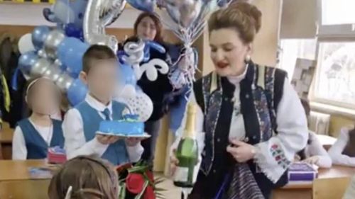 La o scoala din Municipiul Bacau, ziua unui elev a fost sarbatorita cu o cantareata de muzica populara, cameramani si animatori / Inspectoratul școlar Bacău: Mama elevului solicitase accesul  în școală, pentru a-i face o surpriză fiului  / Directorul școlii ne-a precizat că nu avea cunoștință de prezența altor persoane