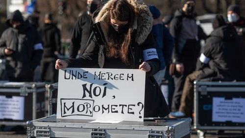 VIDEO Protest al angajaților din industria spectacolelor în Piaţa Victoriei: „2020 şi 2021 au însemnat pentru noi pierderi de milioane de euro”