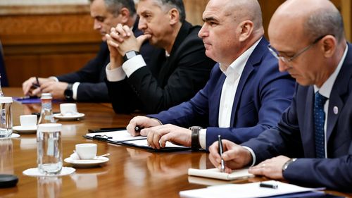 La rectificarea bugetară, partidele politice primesc mai mulți bani decât Educația, de la Guvernul Bolojan: 169 milioane lei pentru AEP, 140 milioane lei pentru MEC – proiect