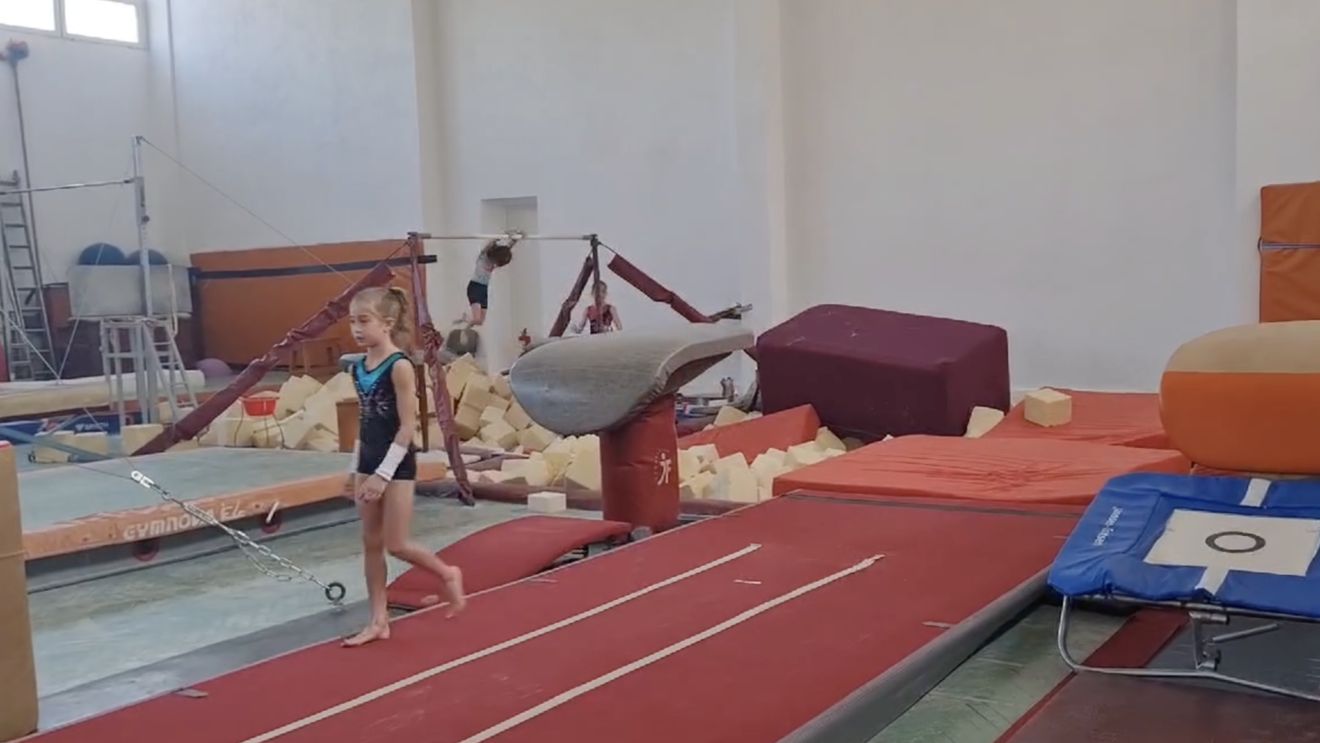 VIDEO Circa 180 de fete care se antrenează la Focşani visează să ajungă campioane mondiale la gimnastică / ”Degeaba un copil este puternic nativ şi are abilităţi, dacă odihna nu este potrivită şi alimentaţia adecvată, corpul nu reuşeşte să susţină efortul”