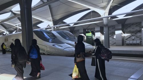 Elevii care poartă abaya și qamis nu vor fi primiți în clase "de luni", anunță ministrul francez Gabriel Attal