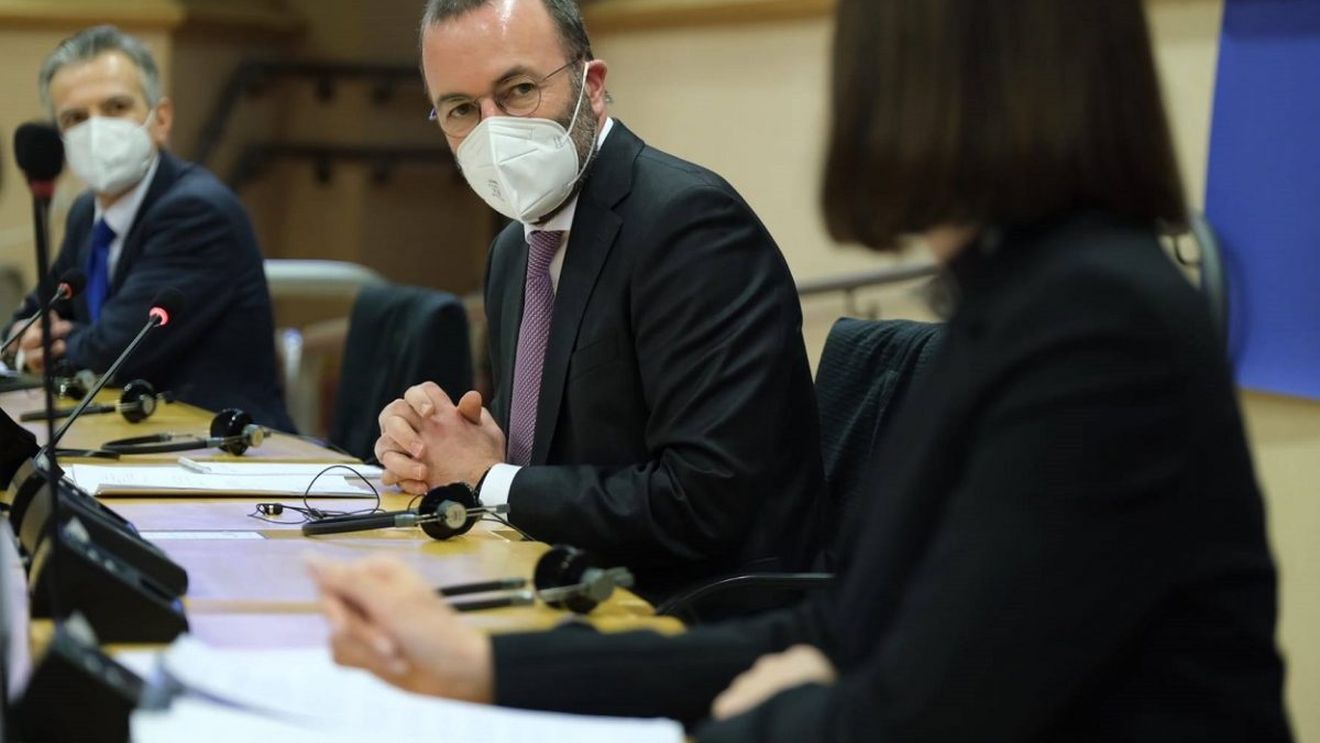 Manfred Weber (PPE) nu exclude varianta ca Uniunea Europeană să interzică exporturile de vaccinuri anti-COVID-19 / Ursula von der Leyen are întâlniri cu uşile închise cu trei grupuri din Parlamentul European