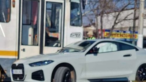 Cântărețul Lino Golden, implicat într-un accident rutier în București. Ar fi intrat cu mașina într-un tramvai