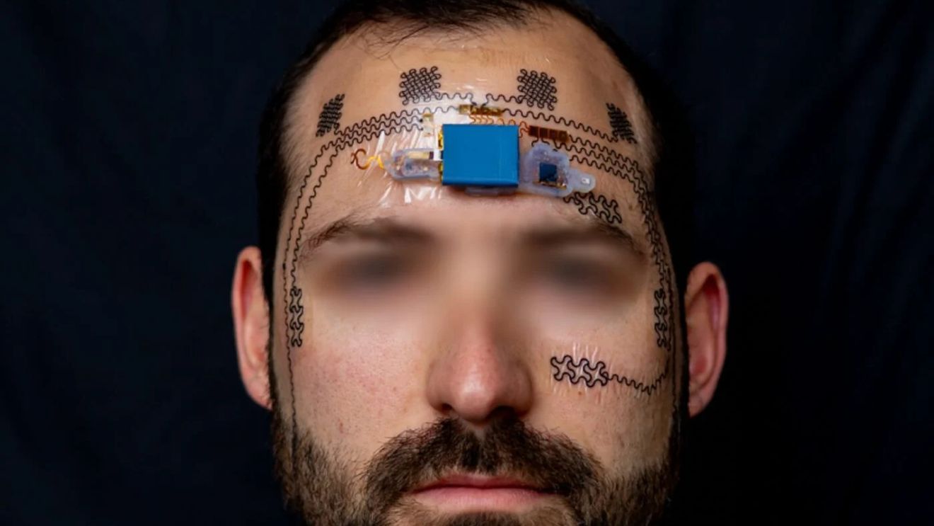 Tatuajul facial care te alertează dacă ești prea stresat / E-tattoo e un dispozitiv care poate detecta și semnala încărcătura mentală în timpul muncii