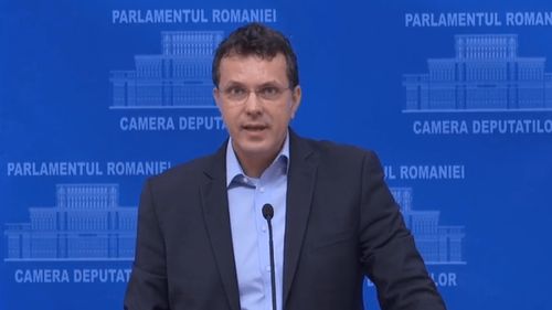 Deputatul USR Ionuț Moșteanu, despre scoaterea de pe ordinea de zi a Camerei Deputaților a unui proiect privind articolele pirotehnice care ar favoriza un afacerist controversat, rudă cu liderul AUR: Care a fost înțelegerea PSD și PNL cu Simion ca să îi mai țină proiectul lui cumătru în viață?