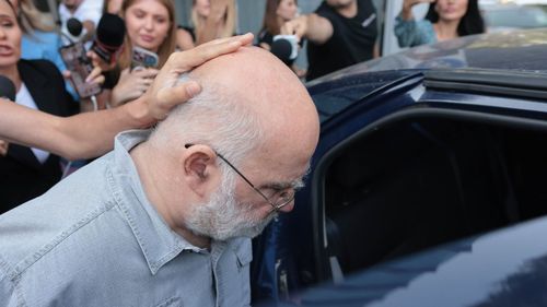 FOTO Alfred Bulai a fost reținut de procurori pentru 24 de ore, în urma perchezițiilor domiciliare / Fostul profesor SNSPA este acuzat de folosire abuzivă a funcției în scop sexual și agresiune sexuală