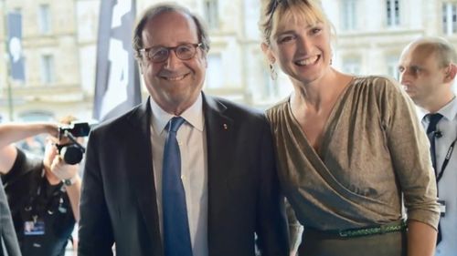 Francois Hollande s-a căsătorit cu actriţa Julie Gayet/ Fostul președinte socialist în vârstă de 67 de ani nu a fost căsătorit niciodată, dar are patru copii dintr-o altă relație