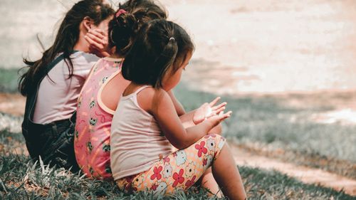 Indexarea anuală a alocațiilor cu inflația, obligatorie prin lege, blocată de guvernul Ciolacu 2 prin ordonanța austerității