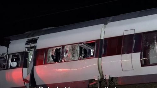 Un mort şi mai mulţi răniţi într-un accident feroviar în Danemarca / Trenul de călători a lovit un utilaj agricol şi a deraiat