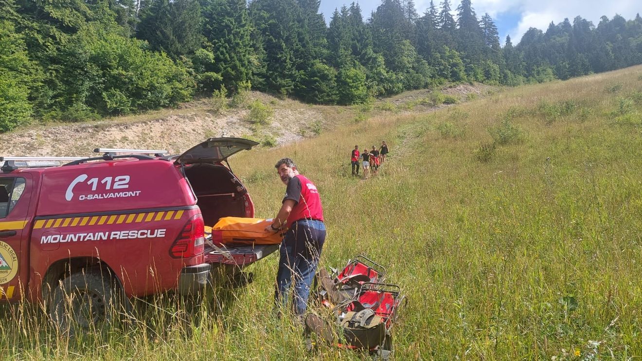 Salvamont Poiana Braşov, două intervenţii: O persoană care practică ciclismul montan a suferit o plagă tăiată, iar alta, care cobora din Masivul Postăvaru, pe pârtia Subteleferic, a alunecat din cauza încălţărilor inadecvate