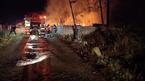 Un incendiu violent a izbucnit în Botoșani: O casă și un atelier de tâmplărie au ars din cauza unui scurtcircuit