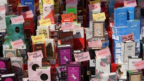 Zeci de mii de parfumuri contrafăcute cu o valoare de piaţă de aproape 15 milioane de lei, descoperite de poliţişti la percheziţiile din Bucureşti şi Ilfov / Trei persoane au reţinute pentru infracţiuni economice