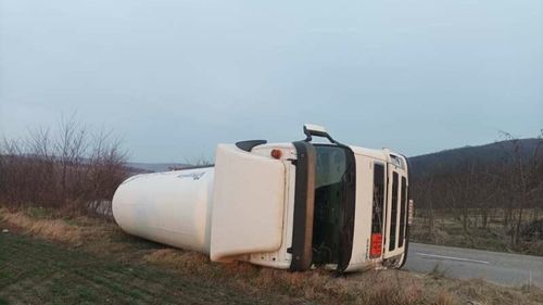 Vaslui: Autocisternă încărcată cu şapte tone de butan, răsturnată între localităţile Gara Roşieşti şi Viişoara / Pompierii asigură măsuri PSI