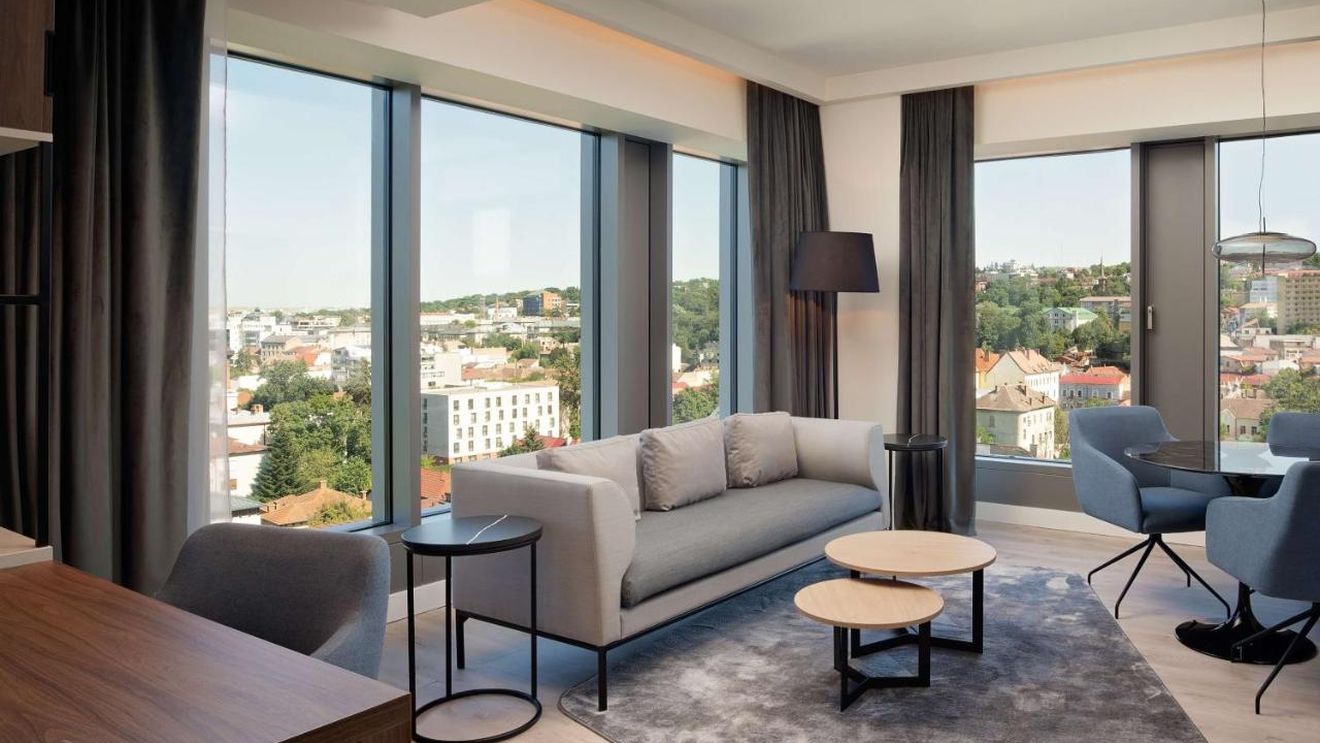 Camerele de hotel din Statele Unite şi din Europa s-au scumpit și vor fi tot mai scumpe pentru că oferta nu a ținut pasul cu cererea, susțin directorii din industrie