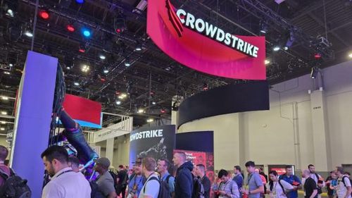 Cum încearcă CrowdStrike să își recâștige reputația în piață, după pana globală Microsoft: Stand la conferință cinbernetică, figurine cu eroi de acțiune și vouchere cadou de 10 dolari