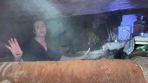 VIDEO Oamenii străzii din Suceava preferă să se refugieze de ger în canalele din centrul orașului, deși există un adăpost de noapte / ”N-am nici o problemă, stau foarte bine, mulțumesc”